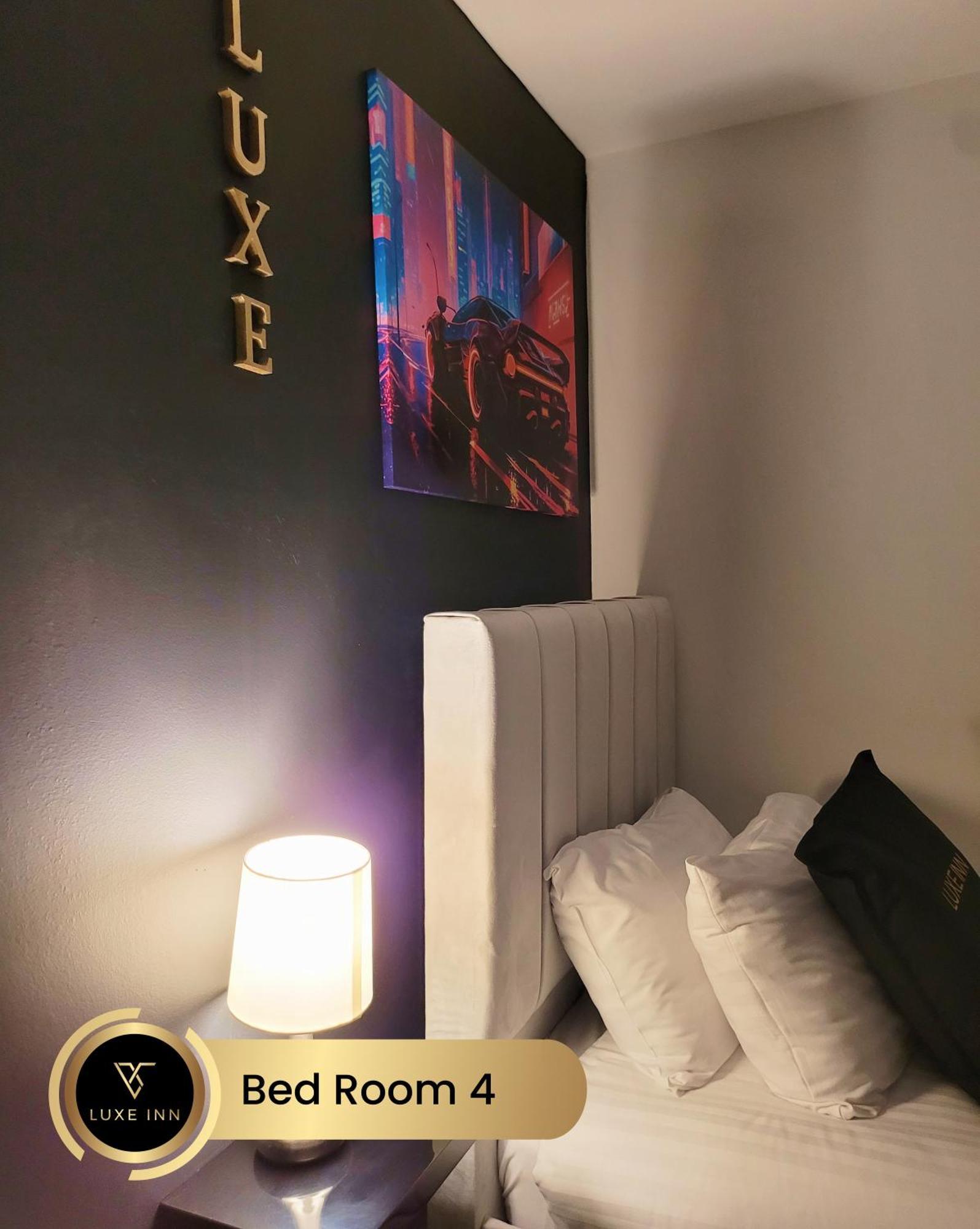 4 Bedroom House, Heathrow Airport, Luxe Inn 콘부룩 외부 사진
