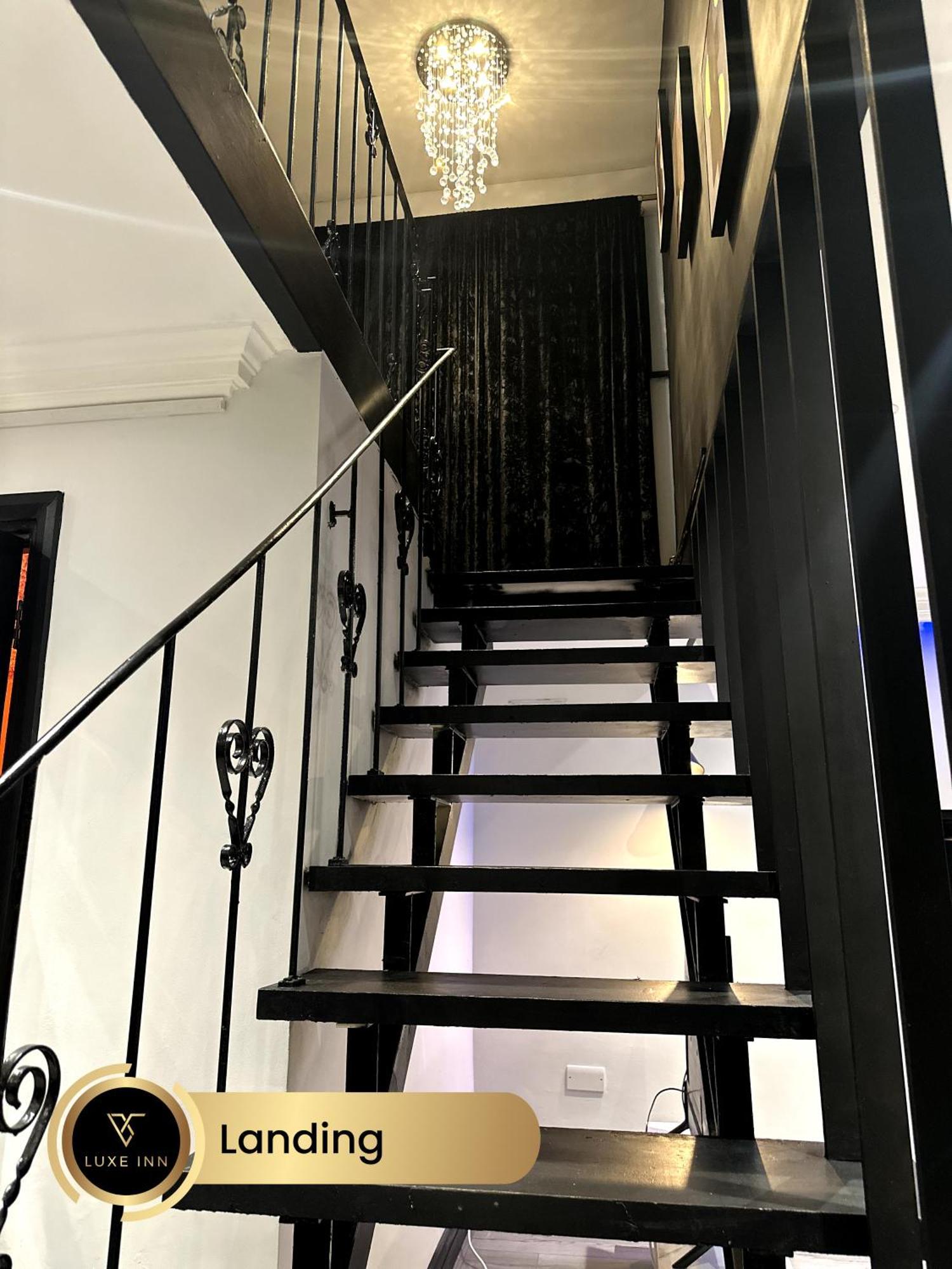 4 Bedroom House, Heathrow Airport, Luxe Inn 콘부룩 외부 사진