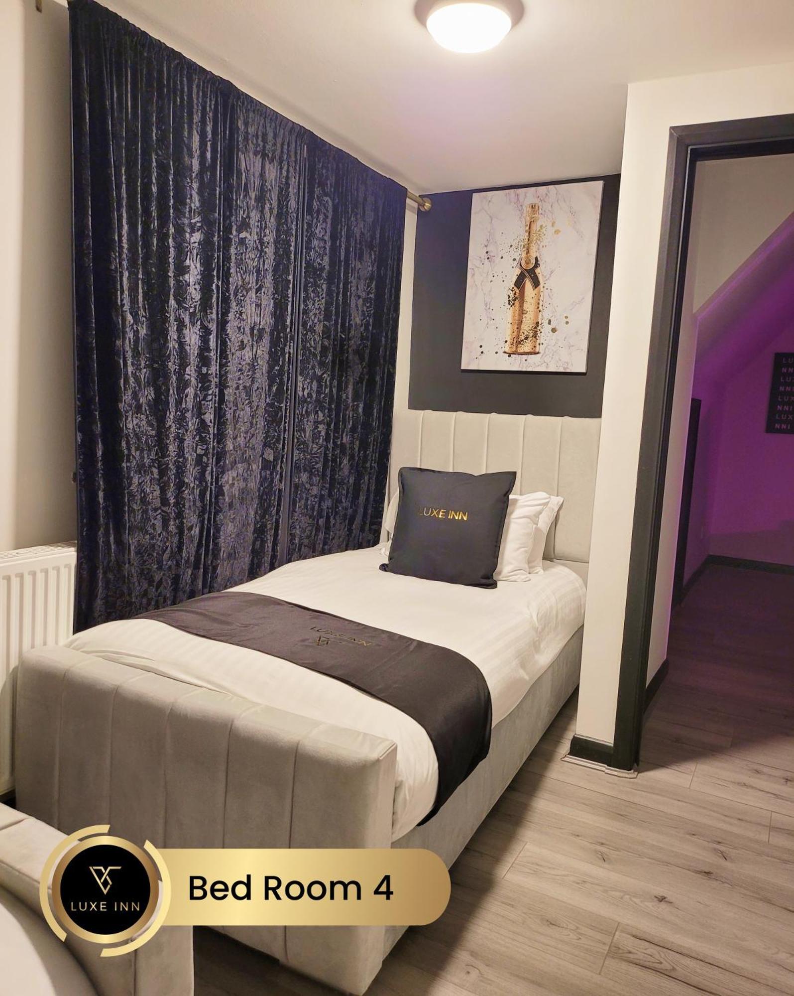 4 Bedroom House, Heathrow Airport, Luxe Inn 콘부룩 외부 사진