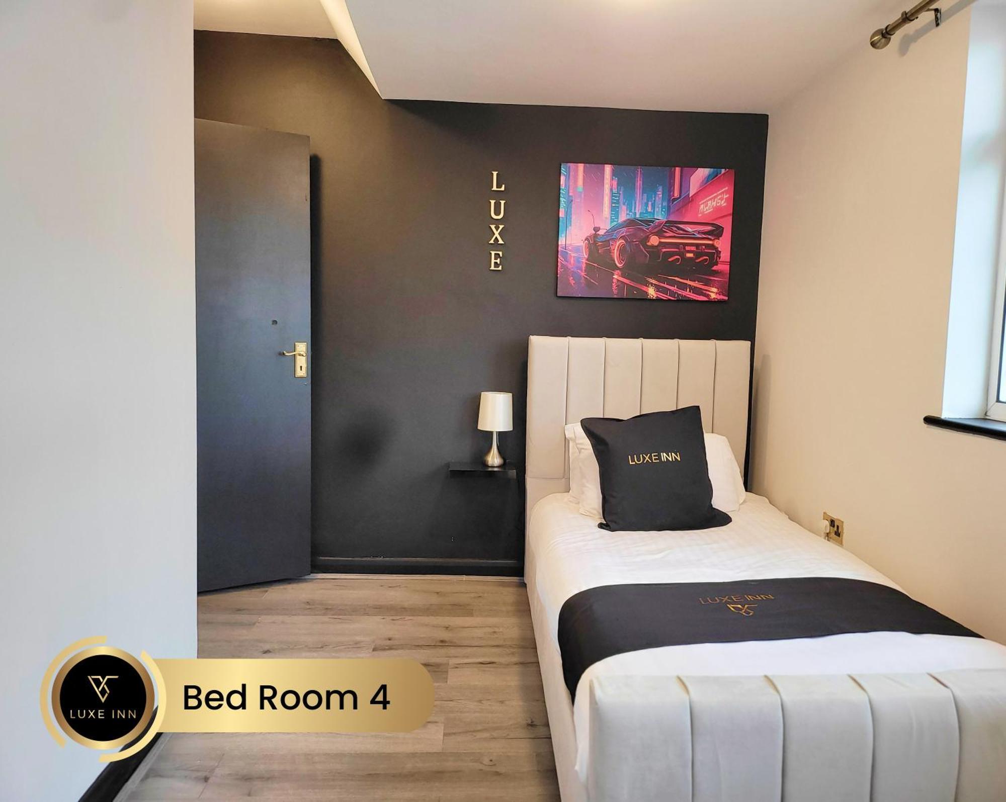 4 Bedroom House, Heathrow Airport, Luxe Inn 콘부룩 외부 사진