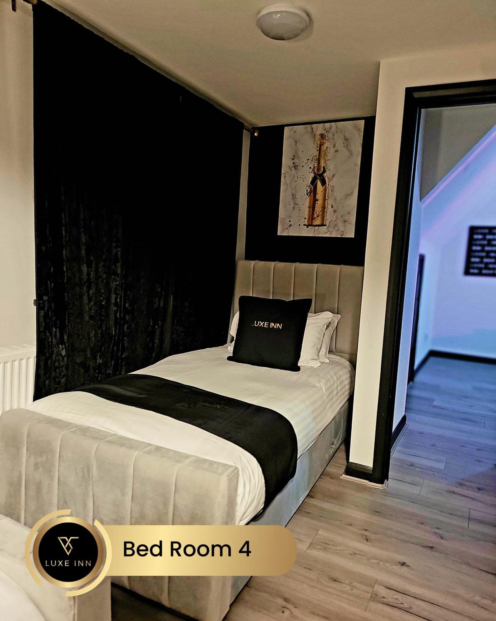 4 Bedroom House, Heathrow Airport, Luxe Inn 콘부룩 외부 사진