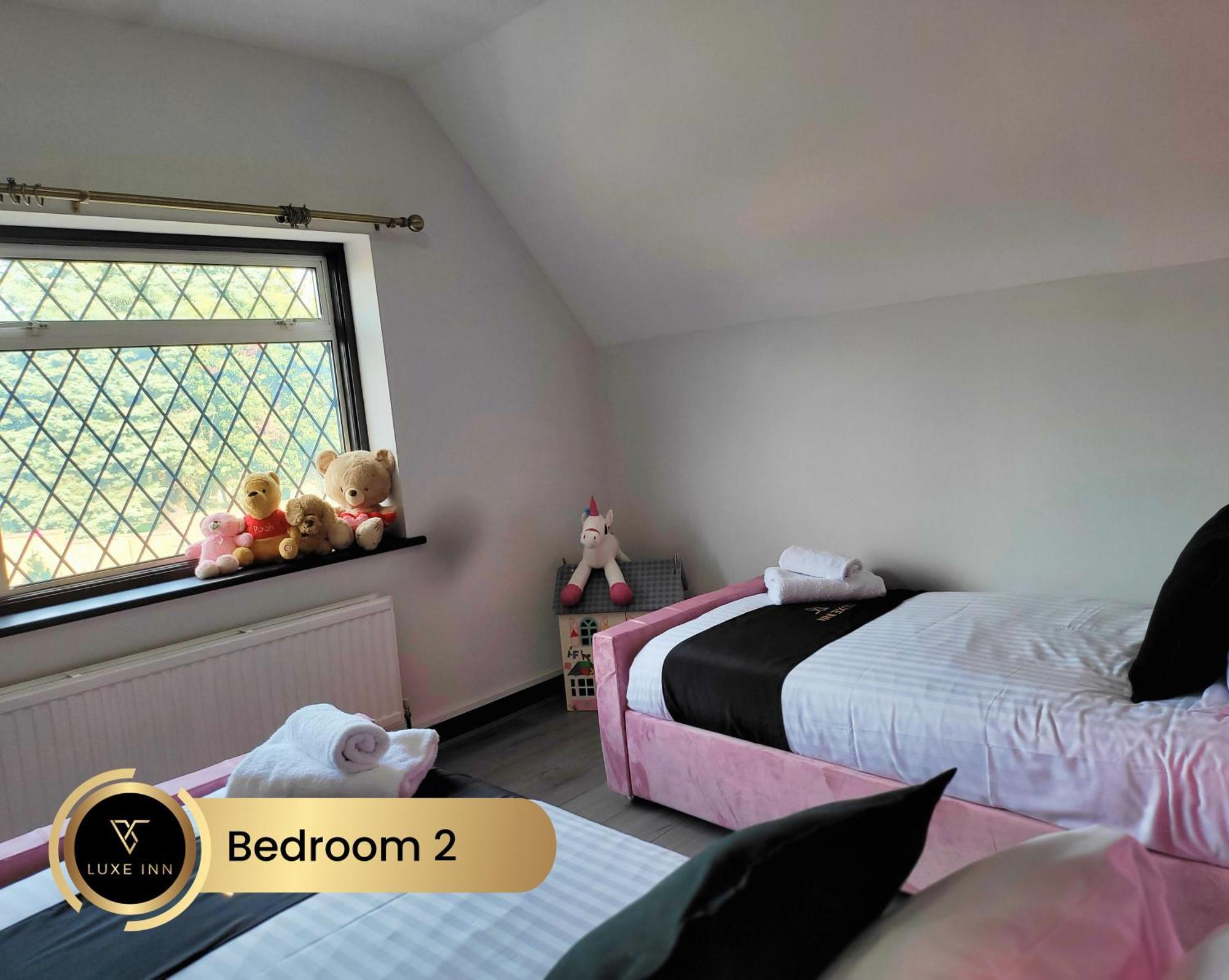 4 Bedroom House, Heathrow Airport, Luxe Inn 콘부룩 외부 사진
