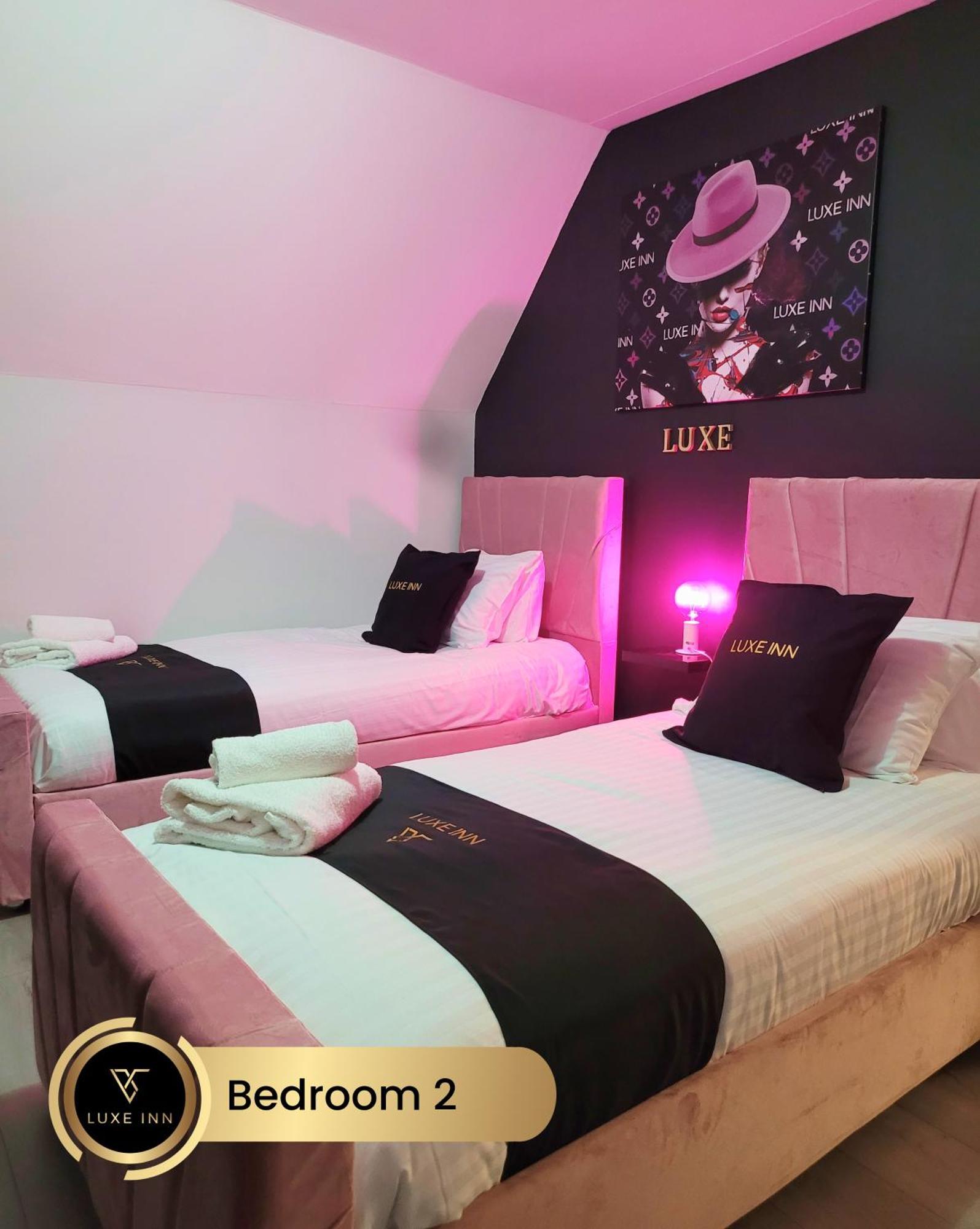 4 Bedroom House, Heathrow Airport, Luxe Inn 콘부룩 외부 사진