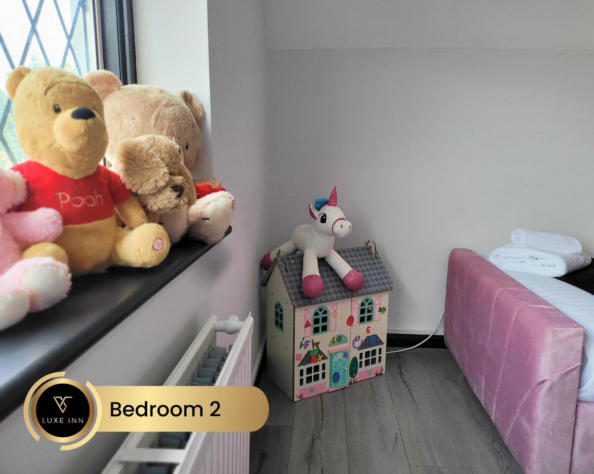 4 Bedroom House, Heathrow Airport, Luxe Inn 콘부룩 외부 사진