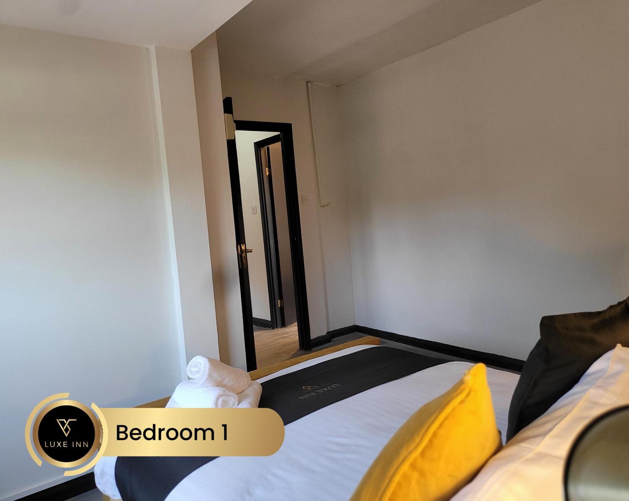 4 Bedroom House, Heathrow Airport, Luxe Inn 콘부룩 외부 사진