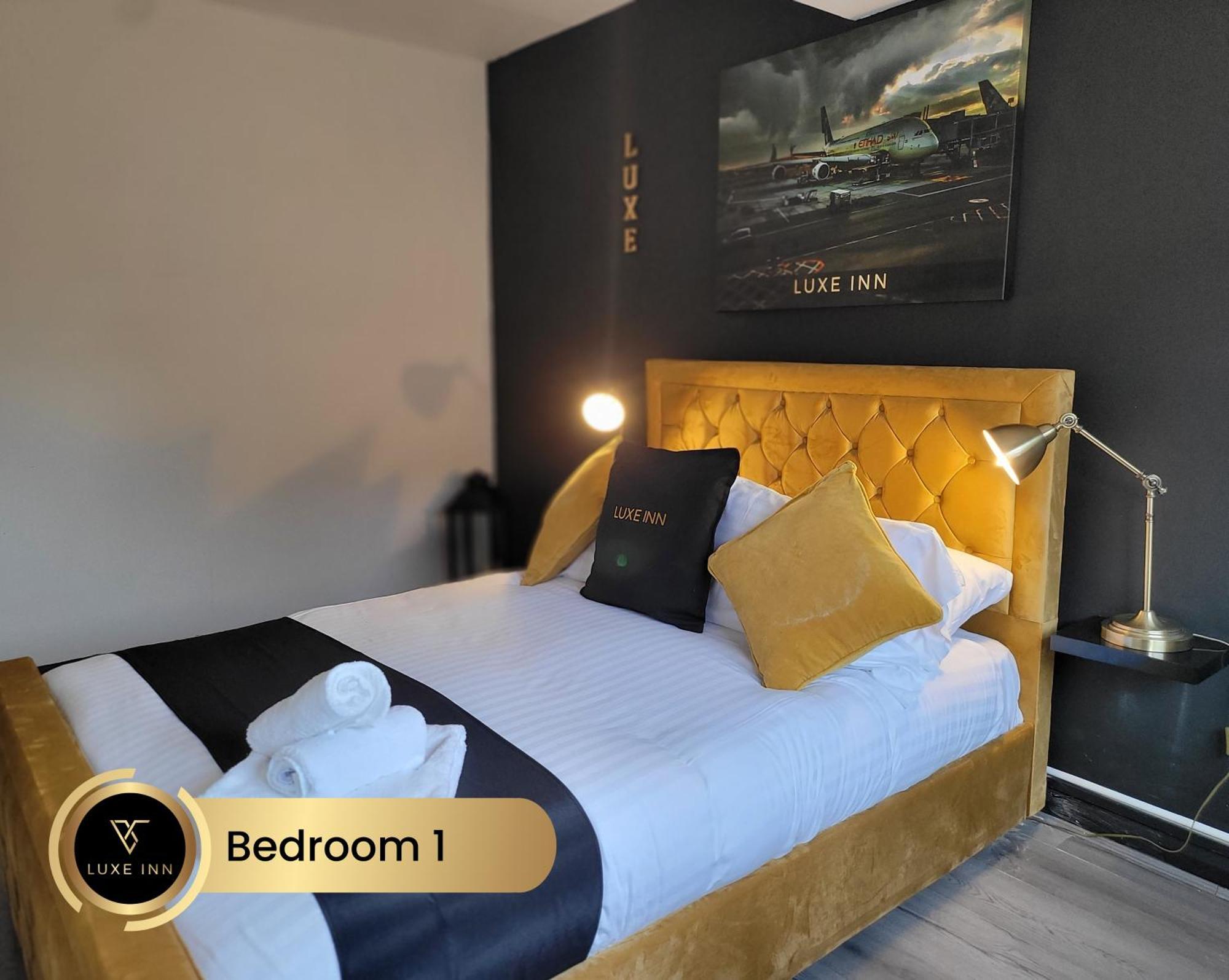 4 Bedroom House, Heathrow Airport, Luxe Inn 콘부룩 외부 사진