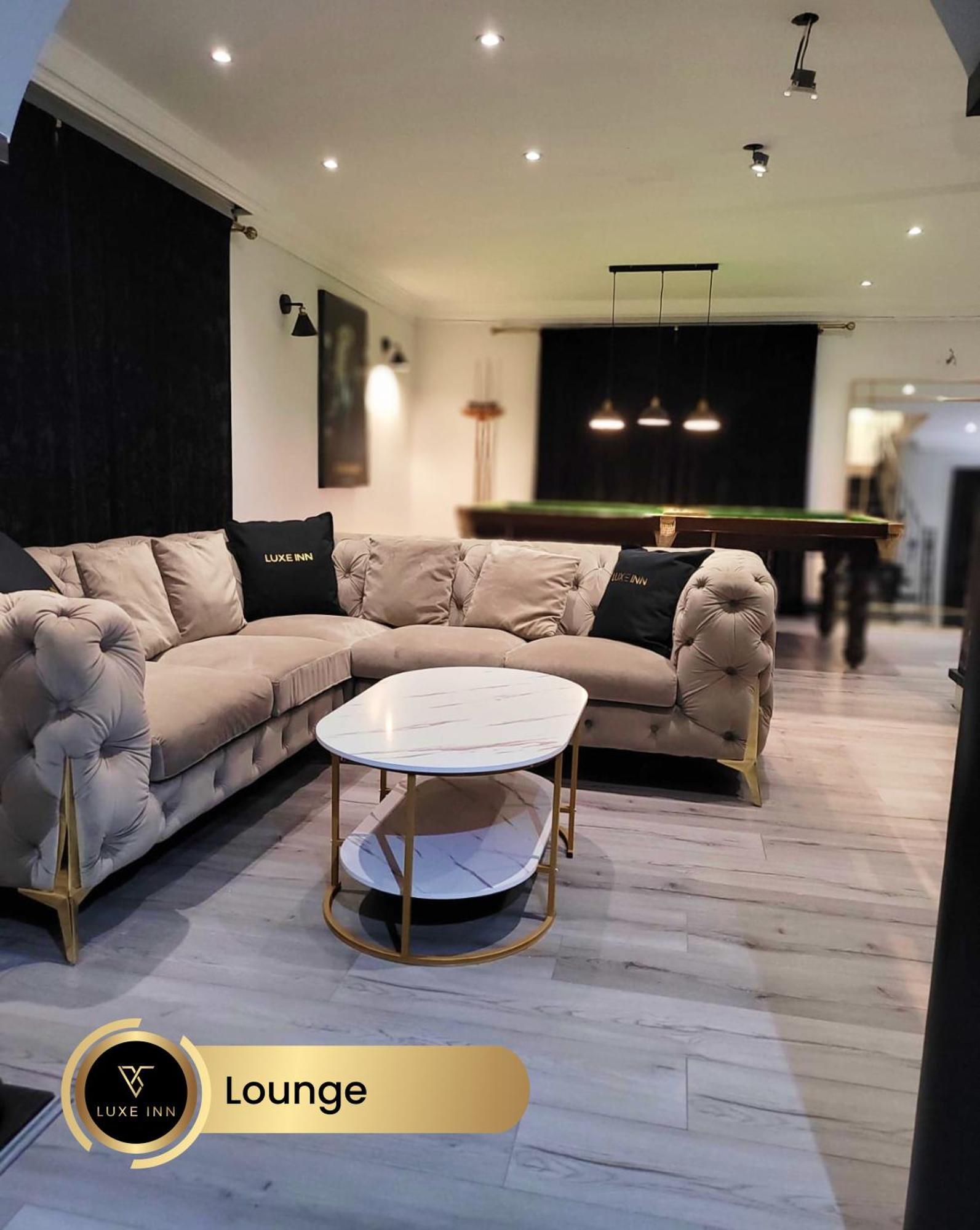 4 Bedroom House, Heathrow Airport, Luxe Inn 콘부룩 외부 사진