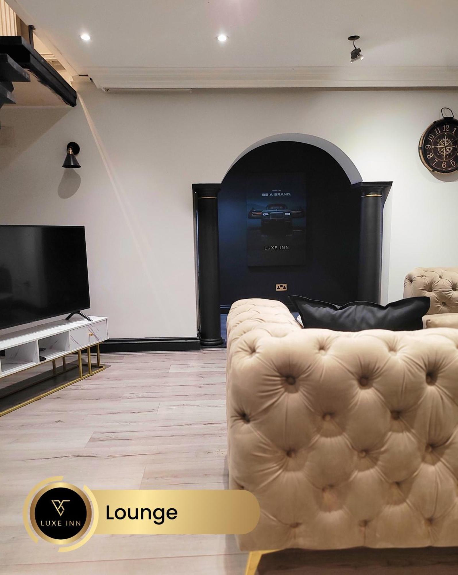 4 Bedroom House, Heathrow Airport, Luxe Inn 콘부룩 외부 사진