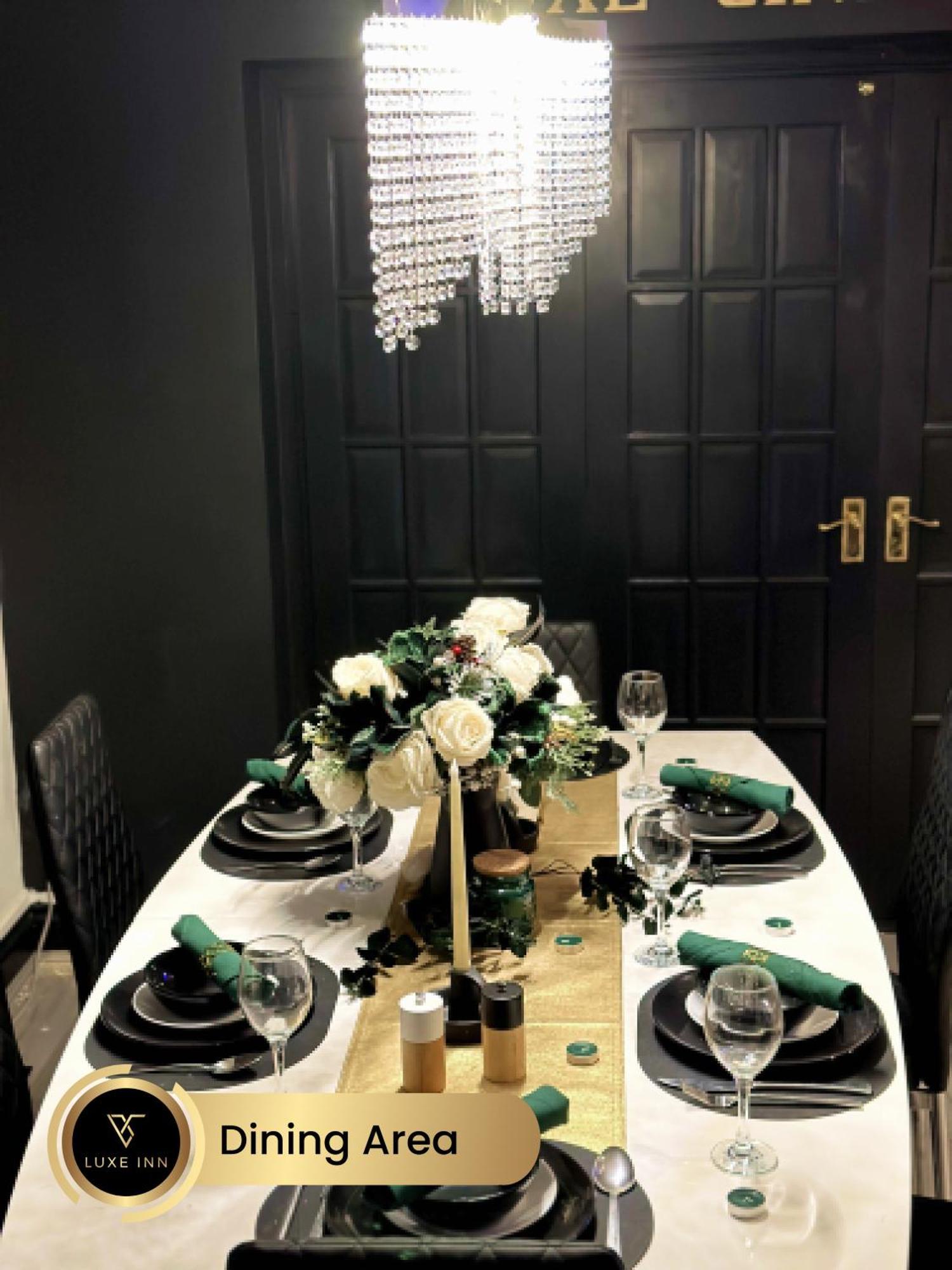 4 Bedroom House, Heathrow Airport, Luxe Inn 콘부룩 외부 사진