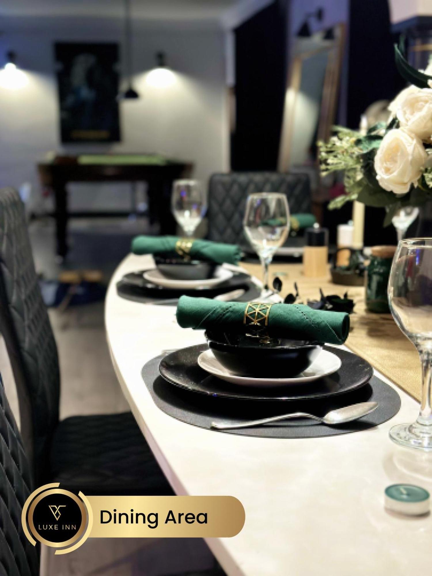4 Bedroom House, Heathrow Airport, Luxe Inn 콘부룩 외부 사진